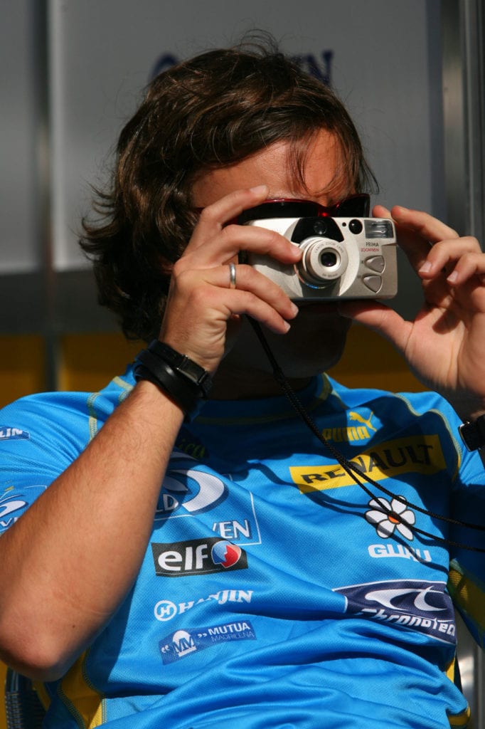 Alonso switched roles for the 2006 Melbourne GP, instead taking on the role of paparazzi. © XPB Images